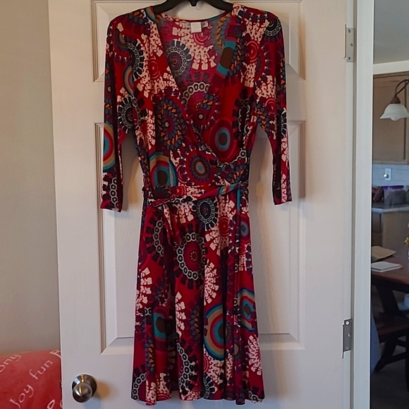 Pretty, v neck patterned dress in a size 1X - Picture 1 of 4